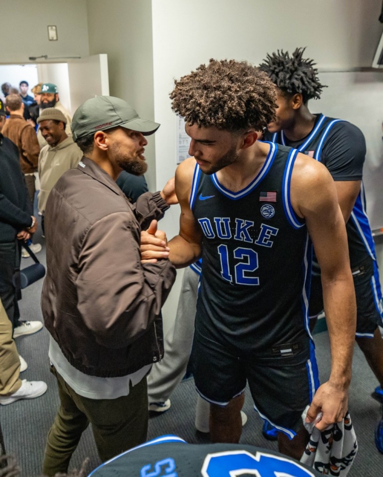 kaiyun 官网-库里父子探访杜克男篮更衣室！斯蒂芬与热门秀卡梅隆·布泽尔同框