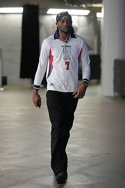 这球衣帅,库明加赛前身着贝克汉姆英格兰球衣进入球馆