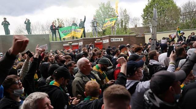 开云体育-打砸！飞弹！老特拉福德“美丽风景线”令谁蒙羞？